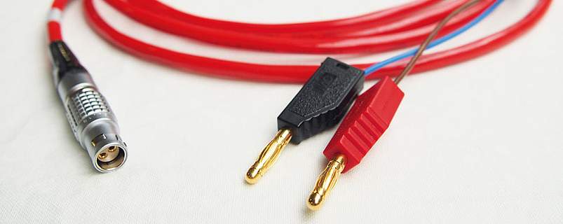 Current supply cable for data transmission and voltage supply of modules